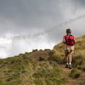 001272 Randonneuse montant un chemin, un jour d'orage, au col de la Croix Saint-Robert dans le massif du Sancy (Puy-de-Dme (63), France).