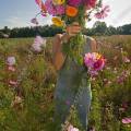 001275 Jeune femme se cachant derrire un bouquet de fleurs champtre (Puy-de-Dme (63), France). Image ralise dans une jachre fleurie cre  l'initiative des fdrations de chasseurs et des agriculteurs locaux. Ce type de jachre en plus d'amliorer les paysages, favorise la biodiversit et offre un refuge et des sources de nourriture  une faune varie : abeilles, araignes, papillons, et mme petits mammifres et oiseaux.