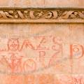 001281 Mur de la cathdrale de Salamanque recouvert de signatures anciennes traces  l'aide de sang de boeuf par les tudiants pour proclamer leur tout nouveau statut de docteur (Castille-et-Len, Espagne).