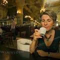001285 Jeune femme se dlectant d'un expresso dans le 