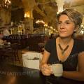 001288 Jeune femme buvant un expresso dans le 