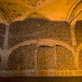 001290 La chapelle des ossements (capela dos ossos) dans l'glise Sao Francisco  vora (Alentejo, Portugal). Les parois de cet difice religieux sont tapisses avec les ossements de prs de 5000 personnes. Ainsi sur ce mur, les extrmits de milliers de fmurs et quelques crnes en revtent la surface.