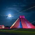 001311 Pyramide de Kukulkn (El Castillo)  Chichn Itz (Yucatn, Mexique). Image ralise de nuit lors d'un spectacle son et lumire sous la pleine lune. A gauche de la pyramide se dresse le Temple des Guerriers (Templo de los Guerreros).