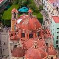 001327 Vue sur les coupoles de l'glise de San Diego (18me sicle). Devant le monument se trouve le jardin de la Union avec ses ficus taills au cordeau (Guanajuato, Mexique).