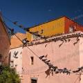 001332 Quartier populaire de la ville de Guanajuato envahi par les pigeons (Guanajuato, Mexique). 