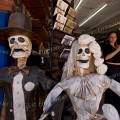 001351 Personnages en papier mch figurant la mort dans une boutique de Guanajuato (Guanajuato, Mexique). Cet artisanat illustre bien la fascination qu'ont les Mexicains pour la mort.