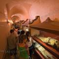 001352 Visiteurs devant les vitrines des momies du 