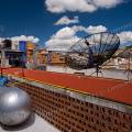 001359 Cuve de gaz et antenne parabolique gante sur le toit d'une maison de Guanajuato (Guanajuato, Mexique).
