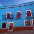 001366 Maison bleue dans une ruelle pentue (Guanajuato, Mexique).