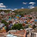 001367 Vue d'ensemble de la ville de Guanajuato (Guanajuato, Mexique) s'levant  2000 mtres d'altitude. La photographie laisse percevoir les ruelles en terrasses et les maisons tages des quartiers populaires perches sur les collines qui encadrent la ville.