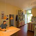 001379 Homme trentenaire seul contemplant une bouteille de vin vide dans sa cuisine.