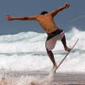 001387 skimboarder sur la plage de Cordoama (Praia da Cordoama) en Algarve (Portugal).