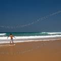 001388 skimboarder sur la plage de Cordoama (Praia da Cordoama) en Algarve (Portugal).