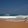 001389 skimboarder sur la plage de Cordoama (Praia da Cordoama) en Algarve (Portugal).