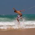 001391 skimboarder sur la plage de Cordoama (Praia da Cordoama) en Algarve (Portugal).