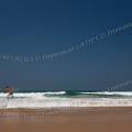 001392 skimboarder sur la plage de Cordoama (Praia da Cordoama) en Algarve (Portugal).