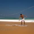 001393 skimboarder sur la plage de Cordoama (Praia da Cordoama) en Algarve (Portugal).