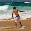 001394 skimboarder sur la plage de Cordoama (Praia da Cordoama) en Algarve (Portugal).