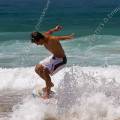 001395 skimboarder sur la plage de Cordoama (Praia da Cordoama) en Algarve (Portugal).