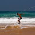 001396 skimboarder sur la plage de Cordoama (Praia da Cordoama) en Algarve (Portugal).