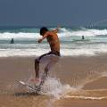 001397 skimboarder sur la plage de Cordoama (Praia da Cordoama) en Algarve (Portugal).