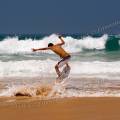 001398 skimboarder sur la plage de Cordoama (Praia da Cordoama) en Algarve (Portugal).