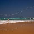 001399 Enfant courant se jeter dans les vagues de la plage de Cordoama (Praia da Cordoama) en Algarve (Portugal).