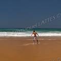 001400 skimboarders sur la plage de Cordoama (Praia da Cordoama) en Algarve (Portugal). Vue panoramique.