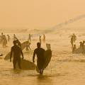 001402 Surfeurs et baigneurs en fin de journe sur la plage de Cordoama (Praia da Cordoama) en Algarve (Portugal).