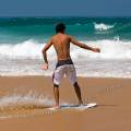 001404 skimboarder sur la plage de Cordoama (Praia da Cordoama) en Algarve (Portugal).