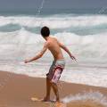 001405 Jeune adolescent pratiquant le skimboard sur la plage de Cordoama (Praia da Cordoama) en Algarve (Portugal).