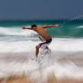 001407 skimboarder sur la plage de Cordoama (Praia da Cordoama) en Algarve (Portugal).
