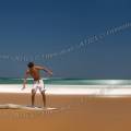 001443 skimboarder sur la plage de Cordoama (Praia da Cordoama) en Algarve (Portugal).