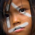 001445 Fillette asiatique au visage dcor.