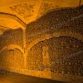 001464 La chapelle des ossements (capela dos ossos) dans l'glise Sao Francisco  vora (Alentejo, Portugal). Les parois de cet difice religieux sont tapisses avec les ossements de prs de 5000 personnes. Ainsi sur ce mur, les extrmits de milliers de fmurs et quelques crnes en revtent la surface.