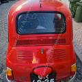001468 FIAT 500 rouge en version ABARTH 595 (Lisbonne, Portugal). En 1963, le motoriste Carlo Abarth s'attaque  la version sport de la FIAT 500. La version de srie ne dpassant pas les 105 km/h, il permet avec cette 595 d'atteindre les 120 km/h.