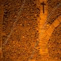 001470 La chapelle des ossements (capela dos ossos) dans l'glise Sao Francisco  vora (Alentejo, Portugal). Les parois de cet difice religieux sont tapisses avec les ossements de prs de 5000 personnes. Ainsi sur ce mur, des milliers de fmurs et quelques dizaines de crnes en revtent la surface.
