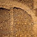 001471 La chapelle des ossements (capela dos ossos) dans l'glise Sao Francisco  vora (Alentejo, Portugal). Les parois de cet difice religieux sont tapisses avec les ossements de prs de 5000 personnes. Ainsi sur ce mur, des milliers de fmurs et quelques dizaines de crnes en revtent la surface.