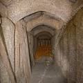 001486 Les espigueiros sont des constructions sur pilotis faisant office de grenier  grains. Ils permettent d'abriter, de scher et de conserver les rcoltes sous le climat humide de la bordure atlantique. Ces abris dresss sur leurs pieds les loignant du sol et les protgeant des rongeurs, sont exposs au soleil et au vent. Ils reposent souvent sur une dalle rocheuse de granit qui sert d'aire de battage, mais permet aussi d'accumuler la chaleur du soleil dans la journe et de la restituer la nuit. Il s'agit ici de l'intrieur d'un espigueiro de Soajo, village du Haut-Minho dans le Parc naturel de la Serra da Estrela (Porto e Norte de Portugal, Portugal).