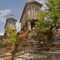 001488 Les espigueiros sont des constructions sur pilotis faisant office de grenier  grains. Ils permettent d'abriter, de scher et de conserver les rcoltes sous le climat humide de la bordure atlantique. Ces abris dresss sur leurs pieds les loignant du sol et les protgeant des rongeurs, sont exposs au soleil et au vent. Ils reposent souvent sur une dalle rocheuse de granit qui sert d'aire de battage, mais permet aussi d'accumuler la chaleur du soleil dans la journe et de la restituer la nuit. Il s'agit ici des espigueiros de Soajo, village du Haut-Minho dans le Parc naturel de la Serra da Estrela (Porto e Norte de Portugal, Portugal).