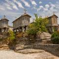 001489 Les espigueiros sont des constructions sur pilotis faisant office de grenier  grains. Ils permettent d'abriter, de scher et de conserver les rcoltes sous le climat humide de la bordure atlantique. Ces abris dresss sur leurs pieds les loignant du sol et les protgeant des rongeurs, sont exposs au soleil et au vent. Ils reposent souvent sur une dalle rocheuse de granit qui sert d'aire de battage, mais permet aussi d'accumuler la chaleur du soleil dans la journe et de la restituer la nuit. Il s'agit ici des espigueiros de Soajo, village du Haut-Minho dans le Parc naturel de la Serra da Estrela (Porto e Norte de Portugal, Portugal).