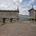 001492 Les espigueiros sont des constructions sur pilotis faisant office de grenier  grains. Ils permettent d'abriter, de scher et de conserver les rcoltes sous le climat humide de la bordure atlantique. Ces abris dresss sur leurs pieds les loignant du sol et les protgeant des rongeurs, sont exposs au soleil et au vent. Ils reposent souvent sur une dalle rocheuse de granit qui sert d'aire de battage, mais permet aussi d'accumuler la chaleur du soleil dans la journe et de la restituer la nuit. Il s'agit ici des espigueiros de Soajo, village du Haut-Minho dans le Parc naturel de la Serra da Estrela (Porto e Norte de Portugal, Portugal).