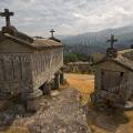 001494 Les espigueiros sont des constructions sur pilotis faisant office de grenier  grains. Ils permettent d'abriter, de scher et de conserver les rcoltes sous le climat humide de la bordure atlantique. Ces abris dresss sur leurs pieds les loignant du sol et les protgeant des rongeurs, sont exposs au soleil et au vent. Ils reposent souvent sur une dalle rocheuse de granit qui sert d'aire de battage, mais permet aussi d'accumuler la chaleur du soleil dans la journe et de la restituer la nuit. Il s'agit ici des espigueiros de Soajo, village du Haut-Minho dans le Parc naturel de la Serra da Estrela (Porto e Norte de Portugal, Portugal).