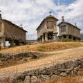 001497 Les espigueiros sont des constructions sur pilotis faisant office de grenier  grains. Ils permettent d'abriter, de scher et de conserver les rcoltes sous le climat humide de la bordure atlantique. Ces abris dresss sur leurs pieds les loignant du sol et les protgeant des rongeurs, sont exposs au soleil et au vent. Ils reposent souvent sur une dalle rocheuse de granit qui sert d'aire de battage, mais permet aussi d'accumuler la chaleur du soleil dans la journe et de la restituer la nuit. Il s'agit ici des espigueiros de Soajo, village du Haut-Minho dans le Parc naturel de la Serra da Estrela (Porto e Norte de Portugal, Portugal).