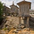 001498 Les espigueiros sont des constructions sur pilotis faisant office de grenier  grains. Ils permettent d'abriter, de scher et de conserver les rcoltes sous le climat humide de la bordure atlantique. Ces abris dresss sur leurs pieds les loignant du sol et les protgeant des rongeurs, sont exposs au soleil et au vent. Ils reposent souvent sur une dalle rocheuse de granit qui sert d'aire de battage, mais permet aussi d'accumuler la chaleur du soleil dans la journe et de la restituer la nuit. Il s'agit ici des espigueiros de Soajo, village du Haut-Minho dans le Parc naturel de la Serra da Estrela (Porto e Norte de Portugal, Portugal).