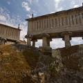 001500 Les espigueiros sont des constructions sur pilotis faisant office de grenier  grains. Ils permettent d'abriter, de scher et de conserver les rcoltes sous le climat humide de la bordure atlantique. Ces abris dresss sur leurs pieds les loignant du sol et les protgeant des rongeurs, sont exposs au soleil et au vent. Ils reposent souvent sur une dalle rocheuse de granit qui sert d'aire de battage, mais permet aussi d'accumuler la chaleur du soleil dans la journe et de la restituer la nuit. Il s'agit ici des espigueiros de Soajo, village du Haut-Minho dans le Parc naturel de la Serra da Estrela (Porto e Norte de Portugal, Portugal).