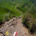 001573 Marquage  la peinture pour indiquer un chemin de randonne (Puy-de-Dme (63), France). En arrire plan : le Puy de Sancy, ancien volcan situ dans le massif volcanique des Monts Dore. C'est le plus haut sommet du Massif Central avec ses 1 886 m d'altitude. Ce volcan de type strato-volcan a cess toute activit il y a 220 000 ans.
