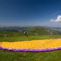 001575 Parapentiste prparant son envol dans le massif du Sancy (Puy-de-Dme (63), France).