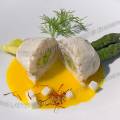 001582 Plat  base de poisson, asperges (Asparagus officinalis), aneth (Anethum graveolens) et sauce jaune safrane (Lombardie, Italie).