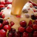 001589 Prparation pour un clafoutis aux cerises (France). Le clafoutis est un gteau compos de cerises noyes dans de la pte  crpes, c'est un dessert originaire du Limousin.